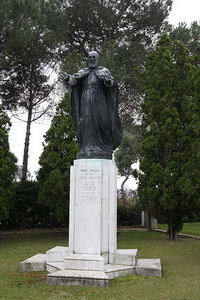 Памятник Мхитару Севастийскому